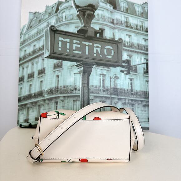 Coach CF422 Mollie Bucket 22 With Heart Cherry Print IN Chalk Multi - Picture 3 of 7